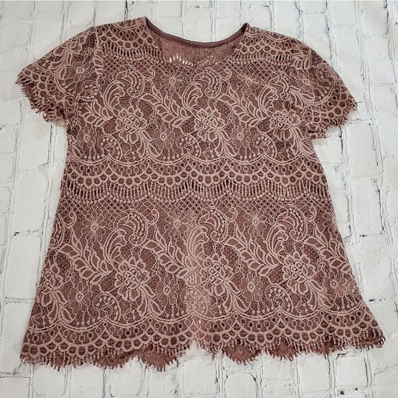 🔺️Maurices Twilight Lavender Split Back Lacy Short Sleeve Top Medium - Picture 1 of 9